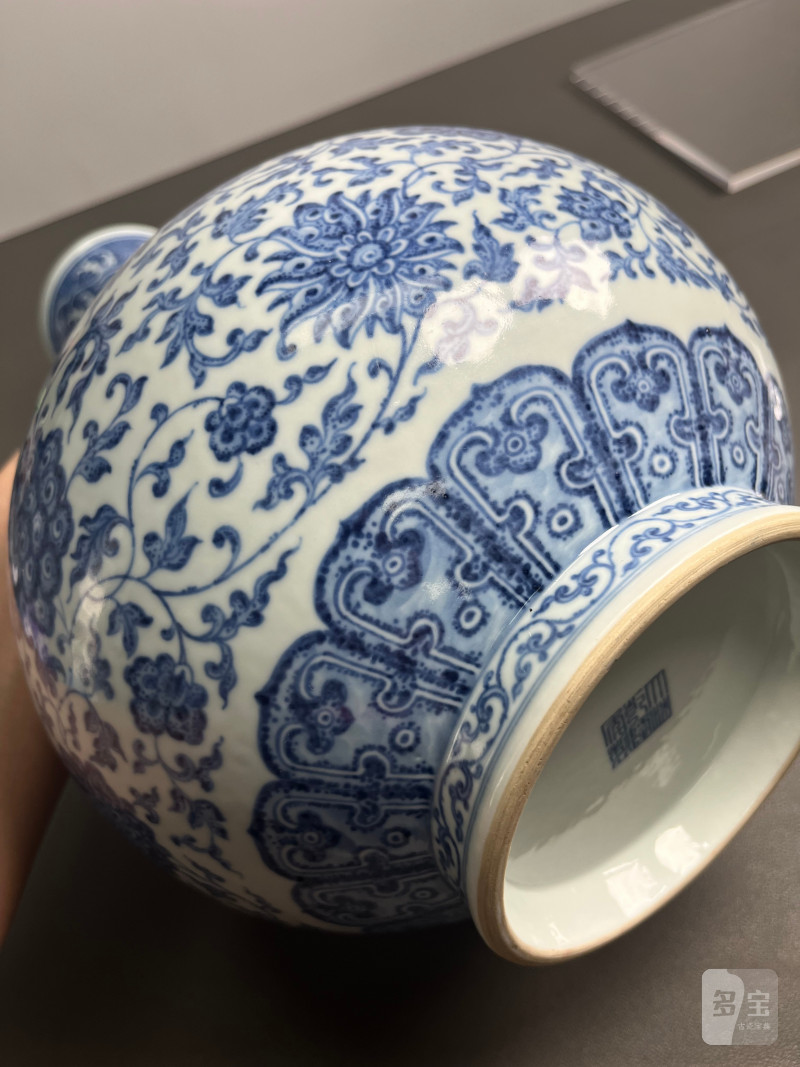 清乾隆  青花缠枝莲纹赏瓶 - 图27